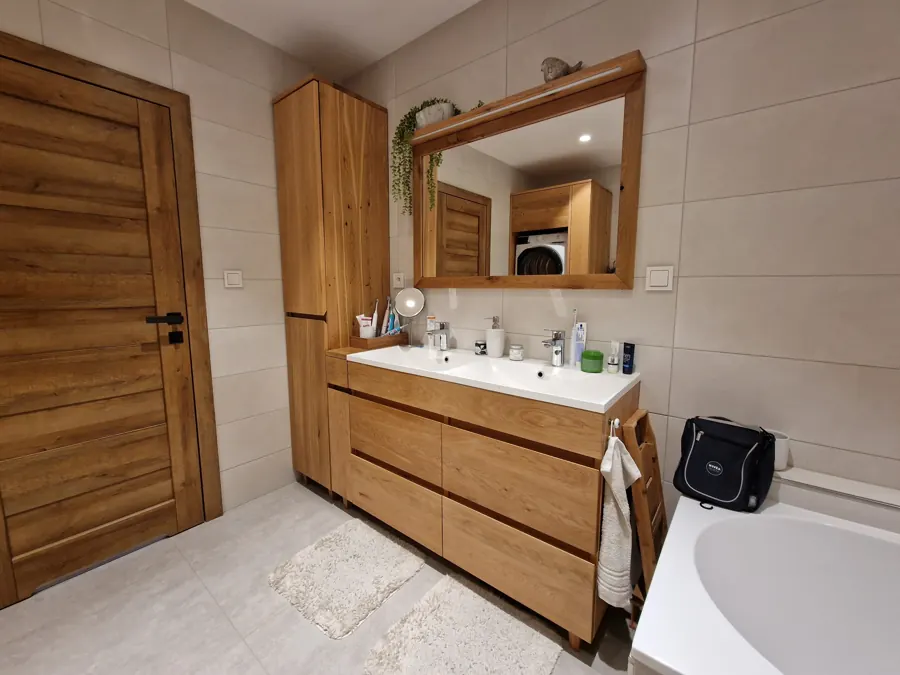 Umyvadlová skříňka a zrcadlo na míru