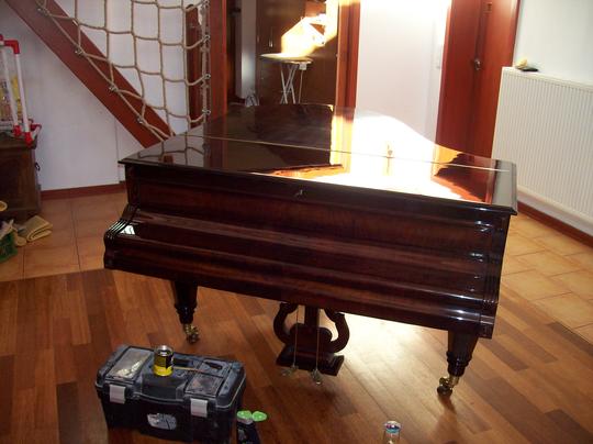 renovace oprava klavíru piána lakování vysoký lesk lakování nábytku