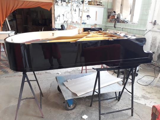 renovace oprava klavíru piána lakování vysoký lesk